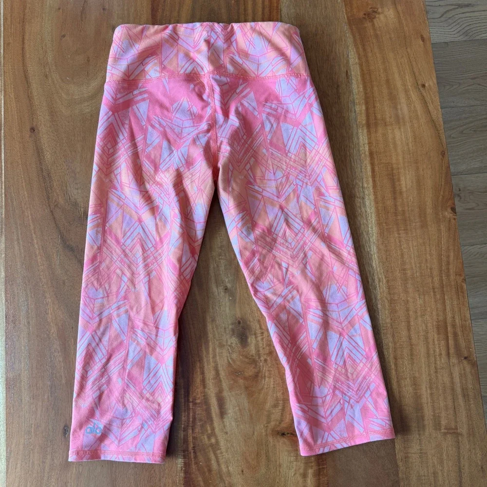 Alo Women's Guava Indio Geometric Colorway capri Leggings‎ Size XS
